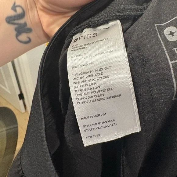 FIGS Women's High-Waisted Yola Skinny Scrub Pants in the color black- small tall - Picture 4 of 6